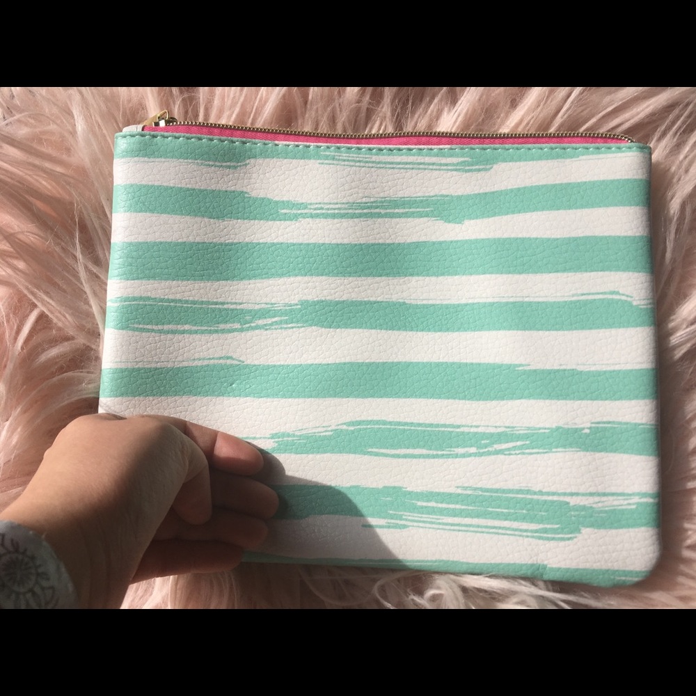 Designed Pouch - Picture 2 of 7
